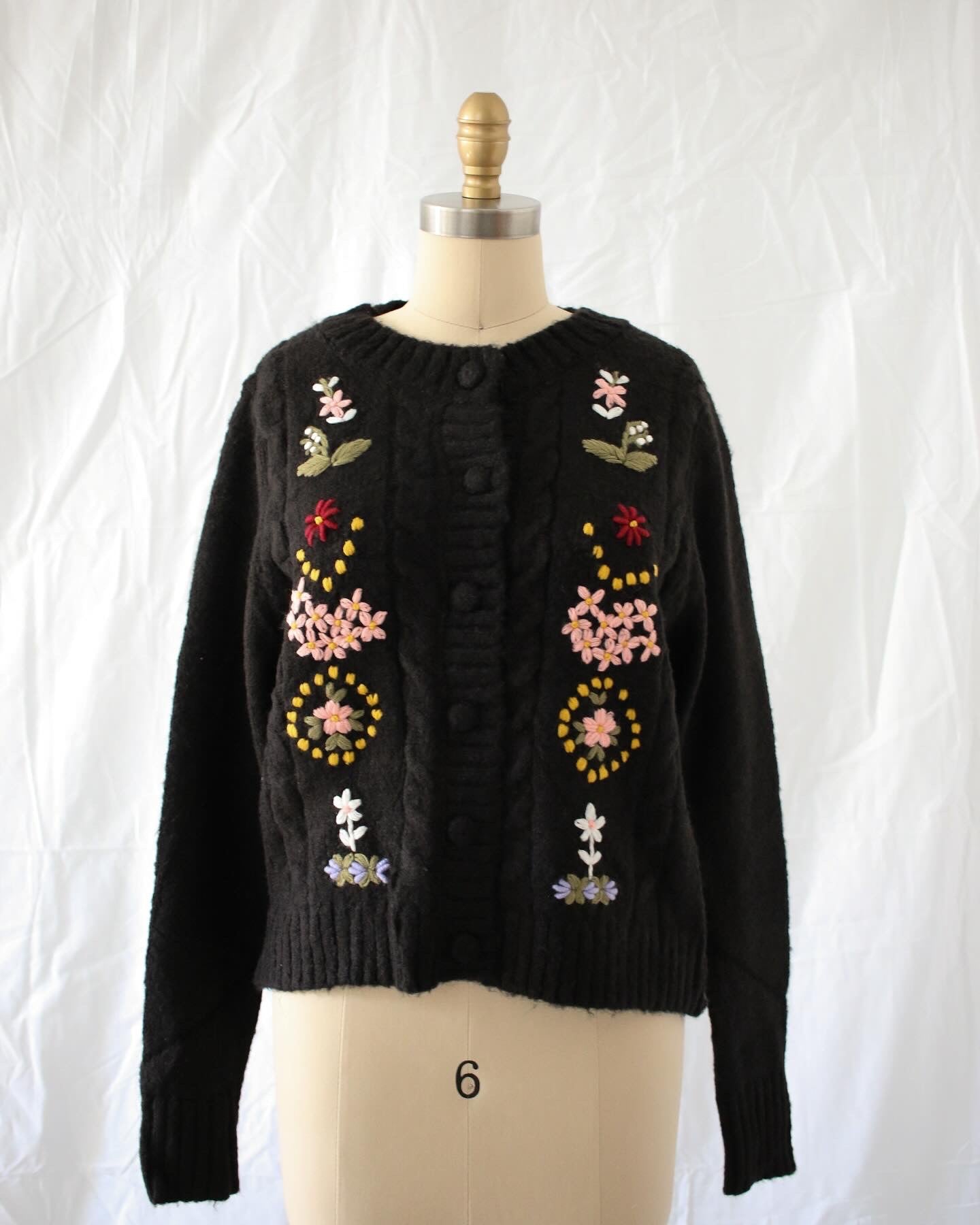 Fleurs dans le Jardin Cardigan (in noir)