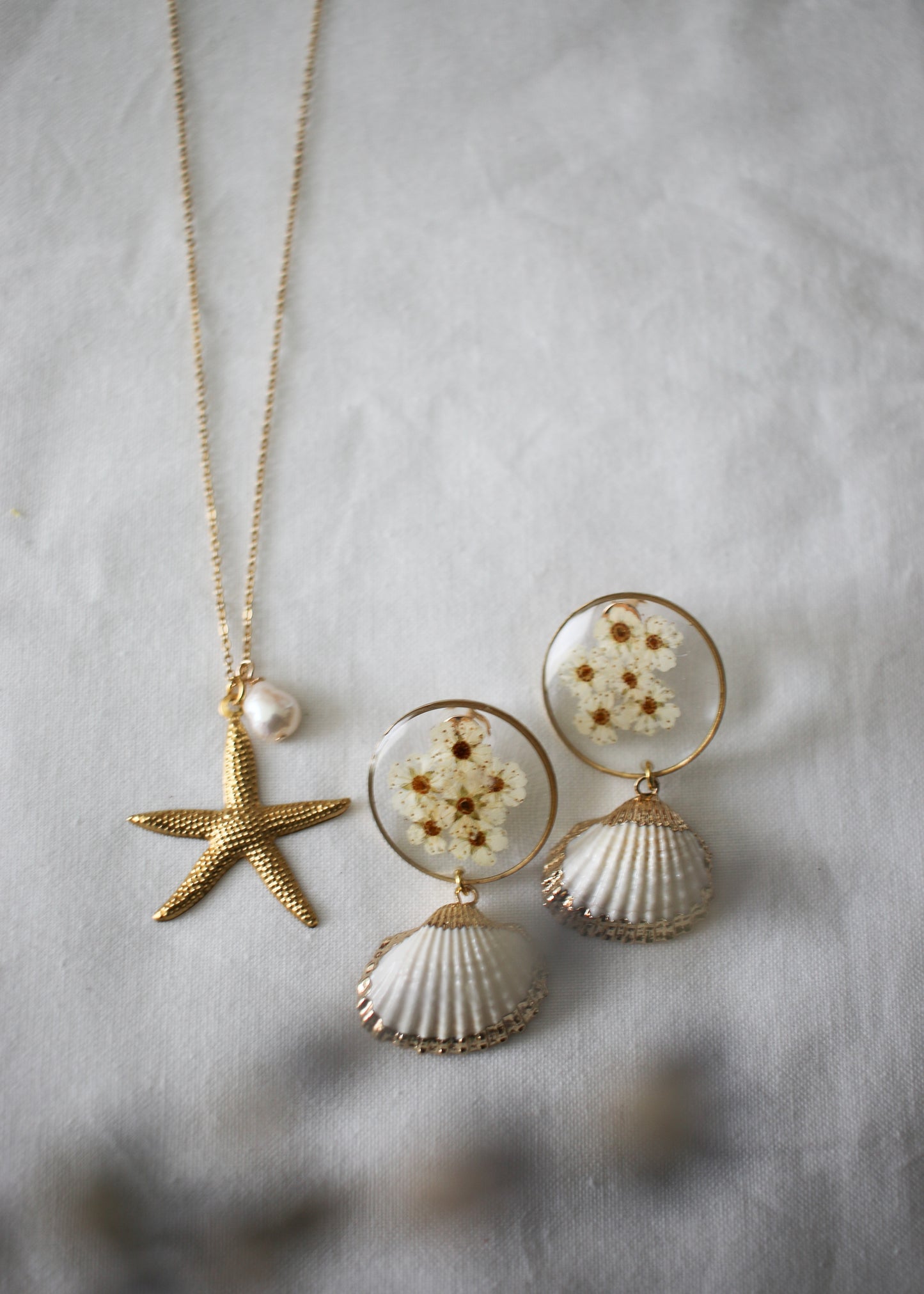 A stroll by the seashore set