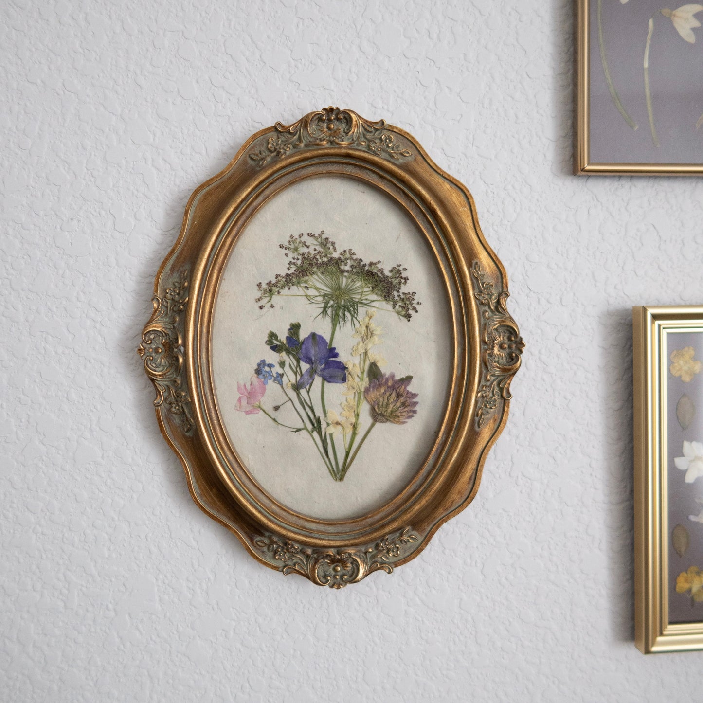 The Little Women Oval frame with pressed wildflowers