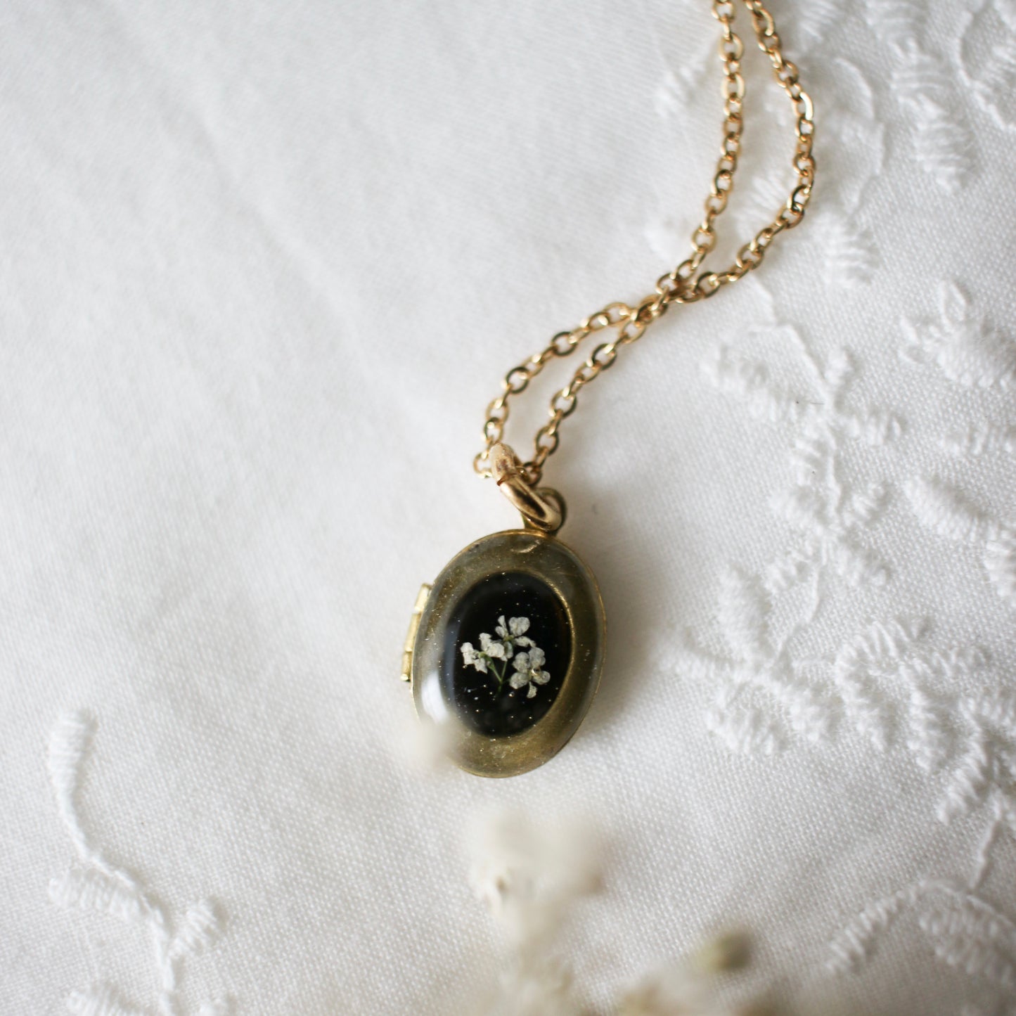 Archibald Locket in Noir