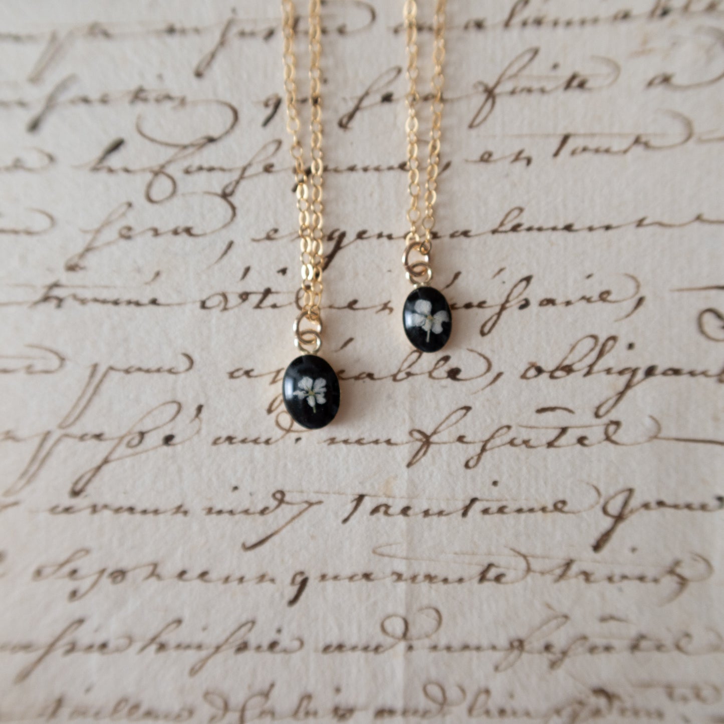 Simple Tiny Oval Fleurs Necklace