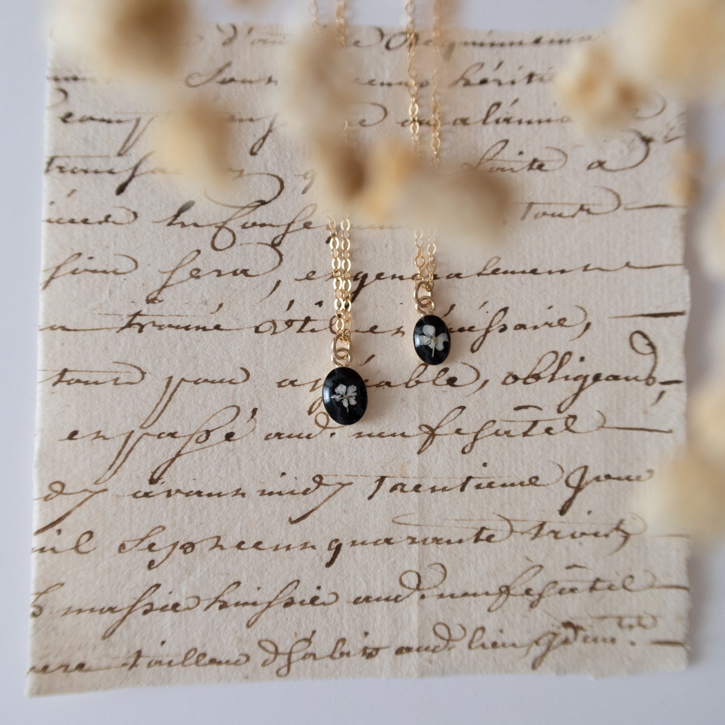 Simple Tiny Oval Fleurs Necklace