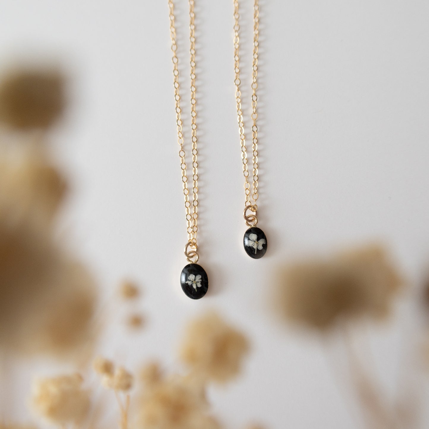Simple Tiny Oval Fleurs Necklace