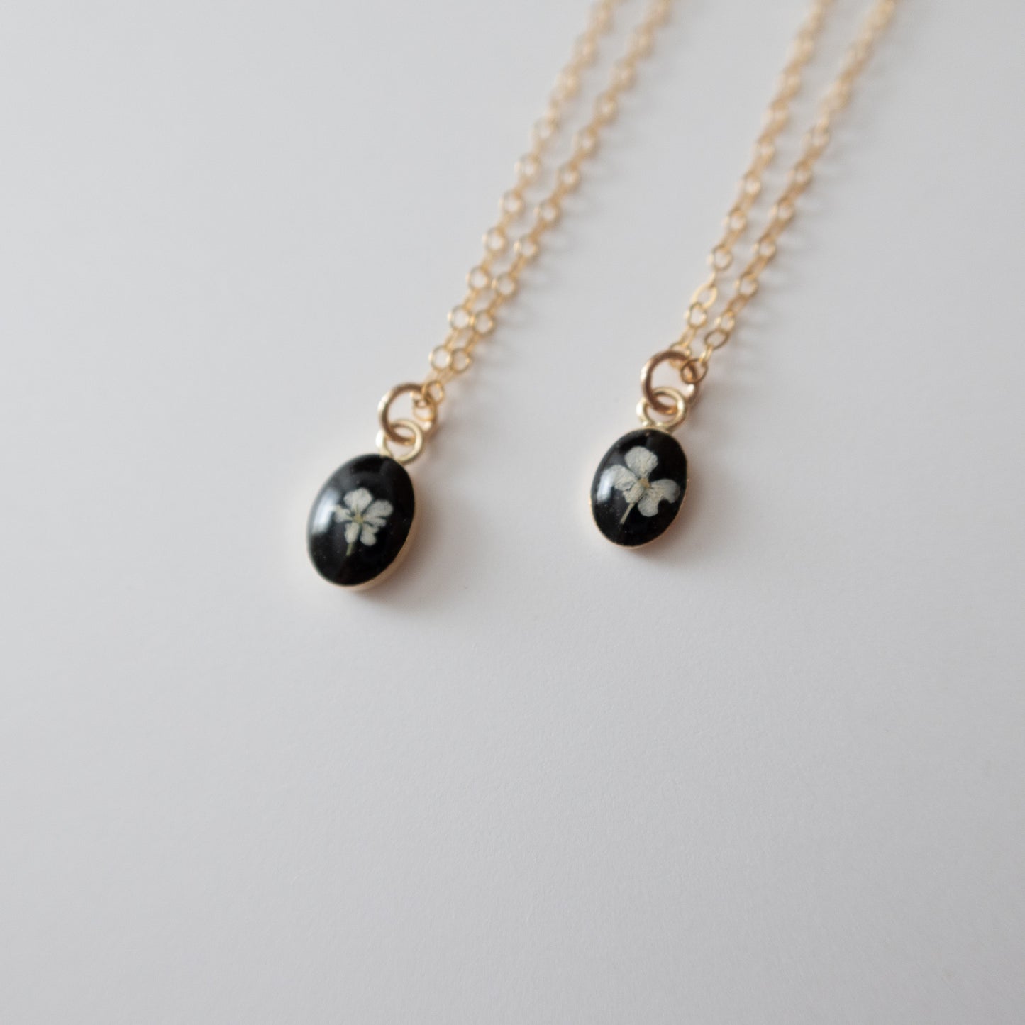 Simple Tiny Oval Fleurs Necklace