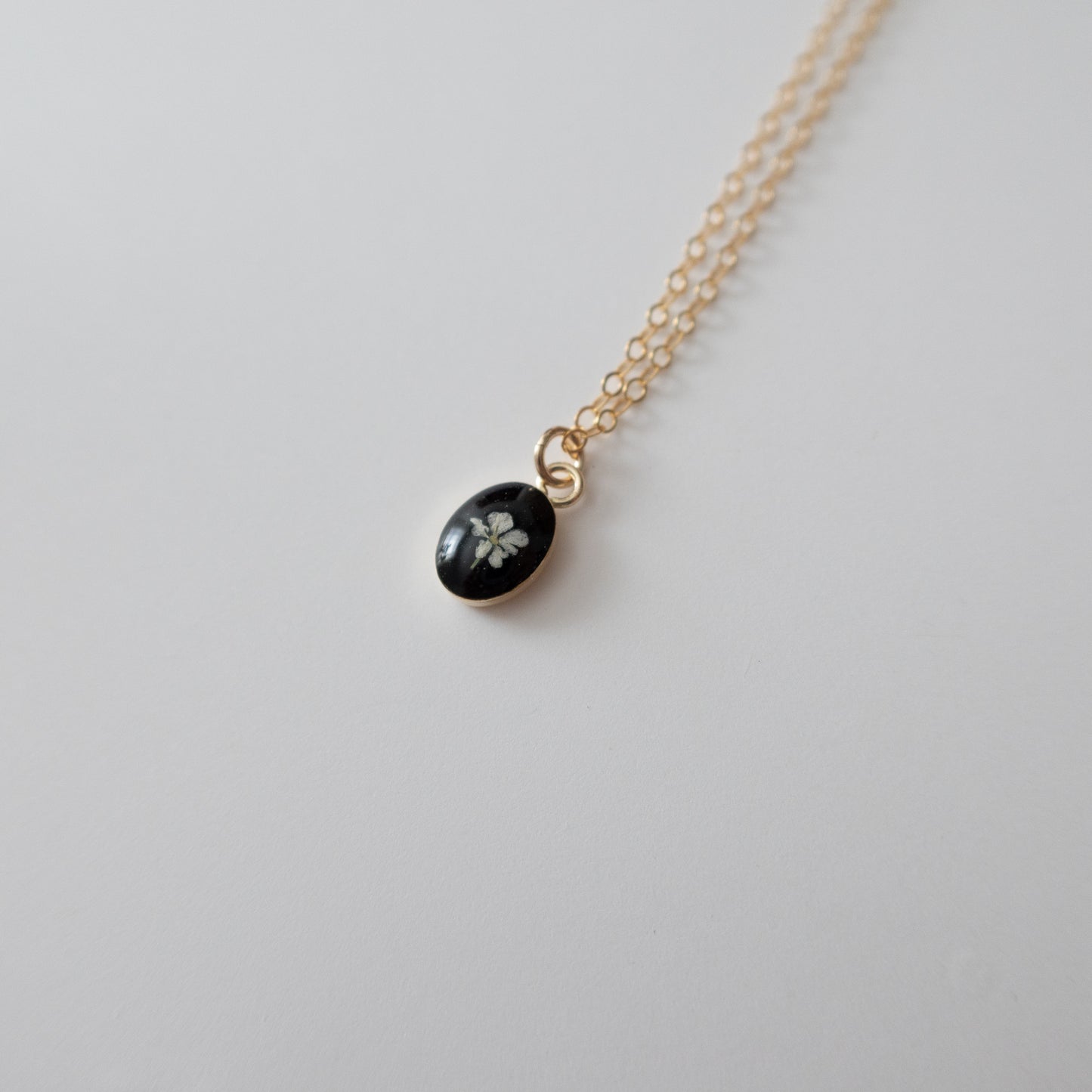 Simple Tiny Oval Fleurs Necklace