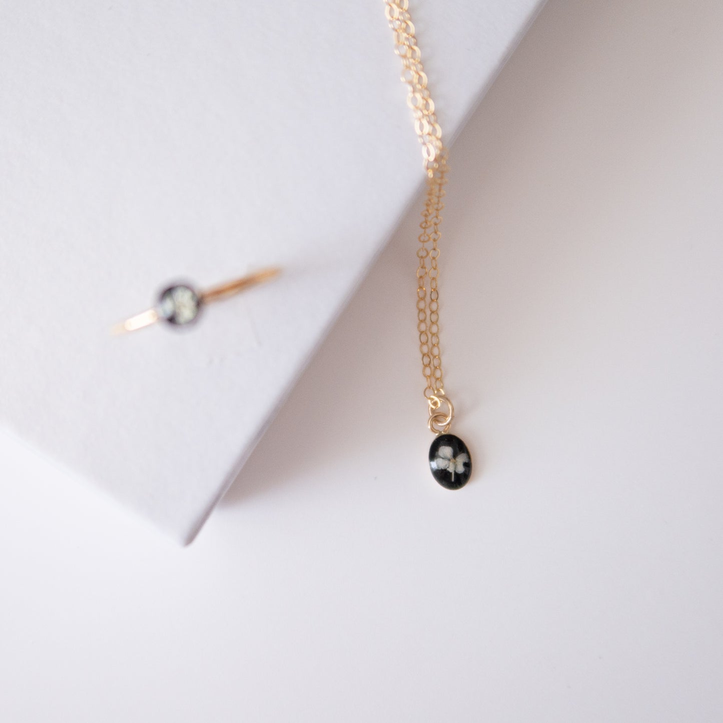 Simple Tiny Oval Fleurs Necklace