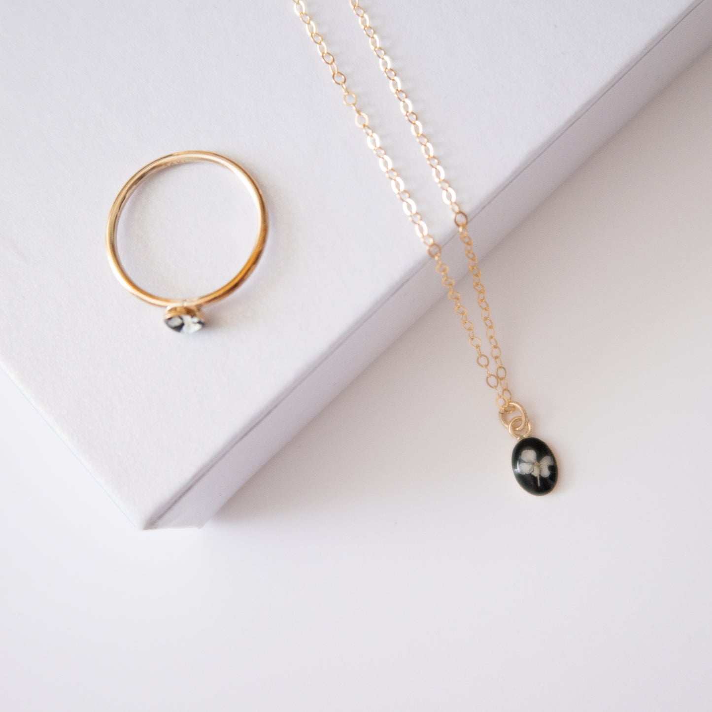 Simple Tiny Oval Fleurs Necklace