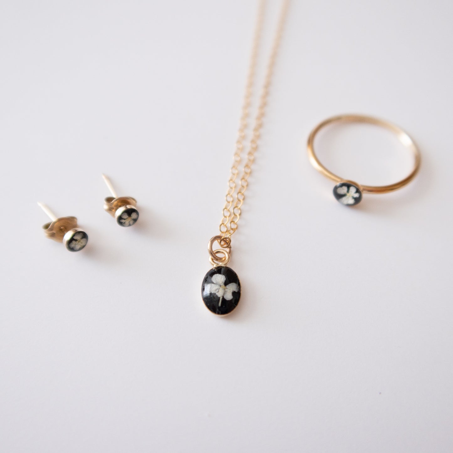 Simple Tiny Oval Fleurs Necklace
