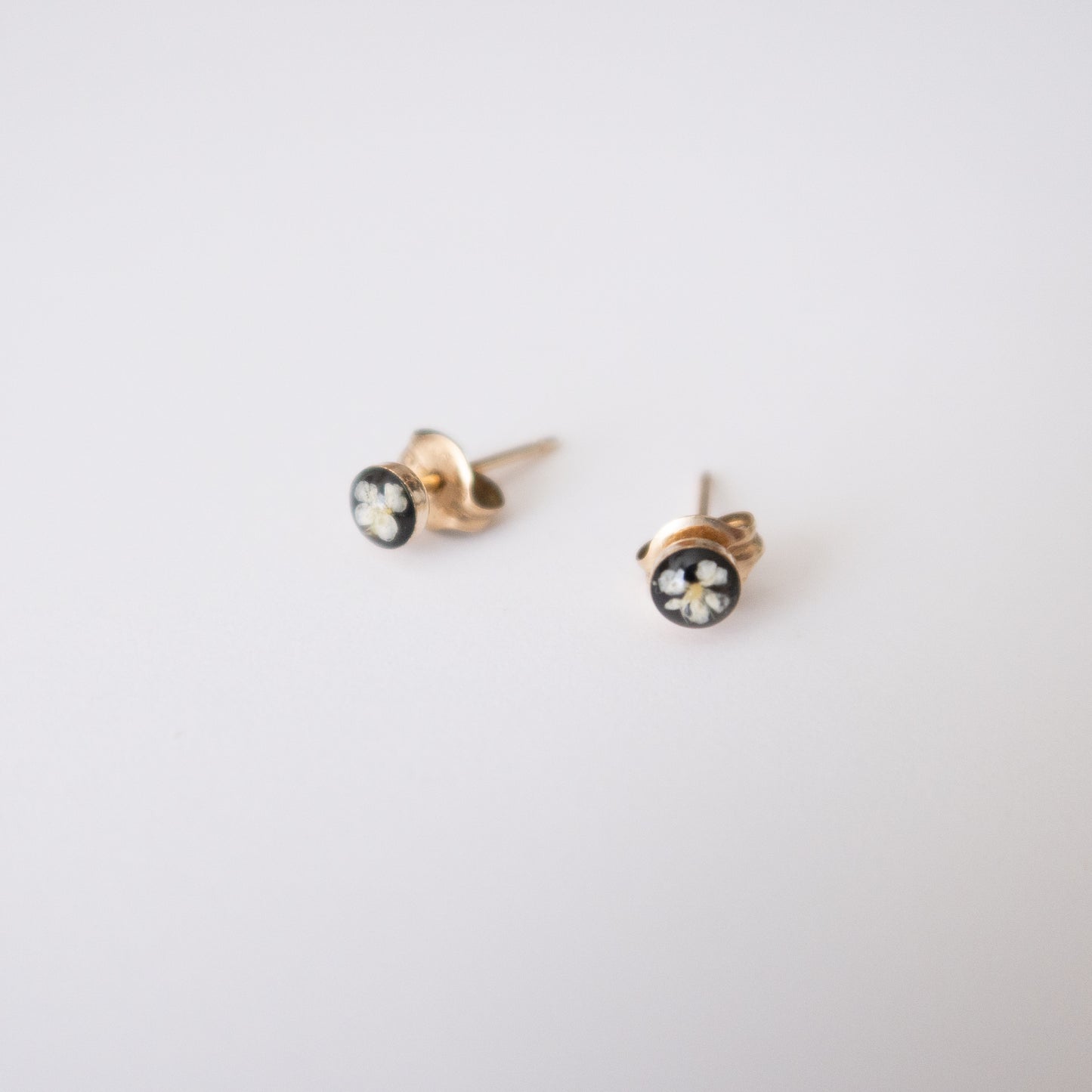 Simple Tiny Fleurs Earring Studs