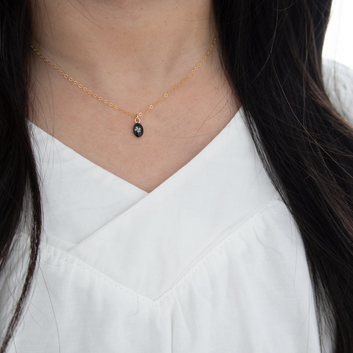 Simple Tiny Oval Fleurs Necklace