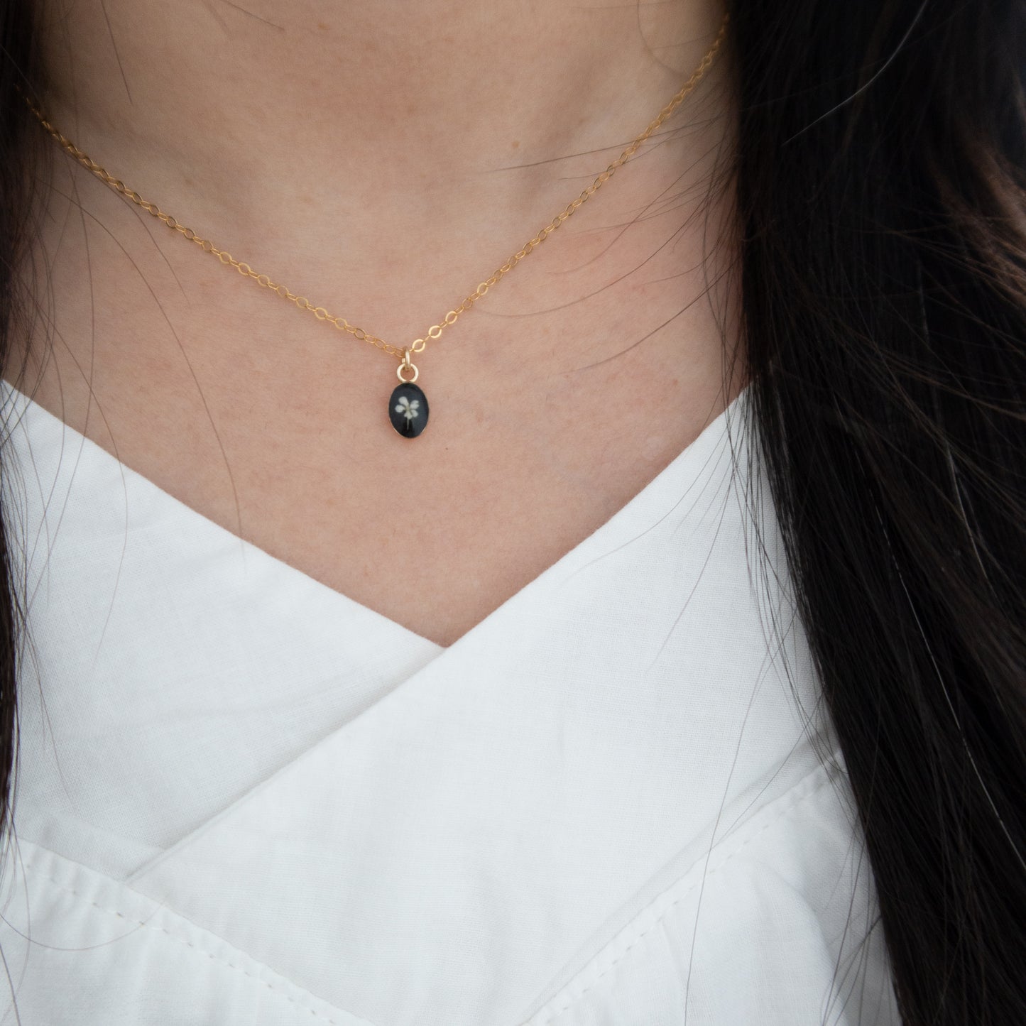 Simple Tiny Oval Fleurs Necklace