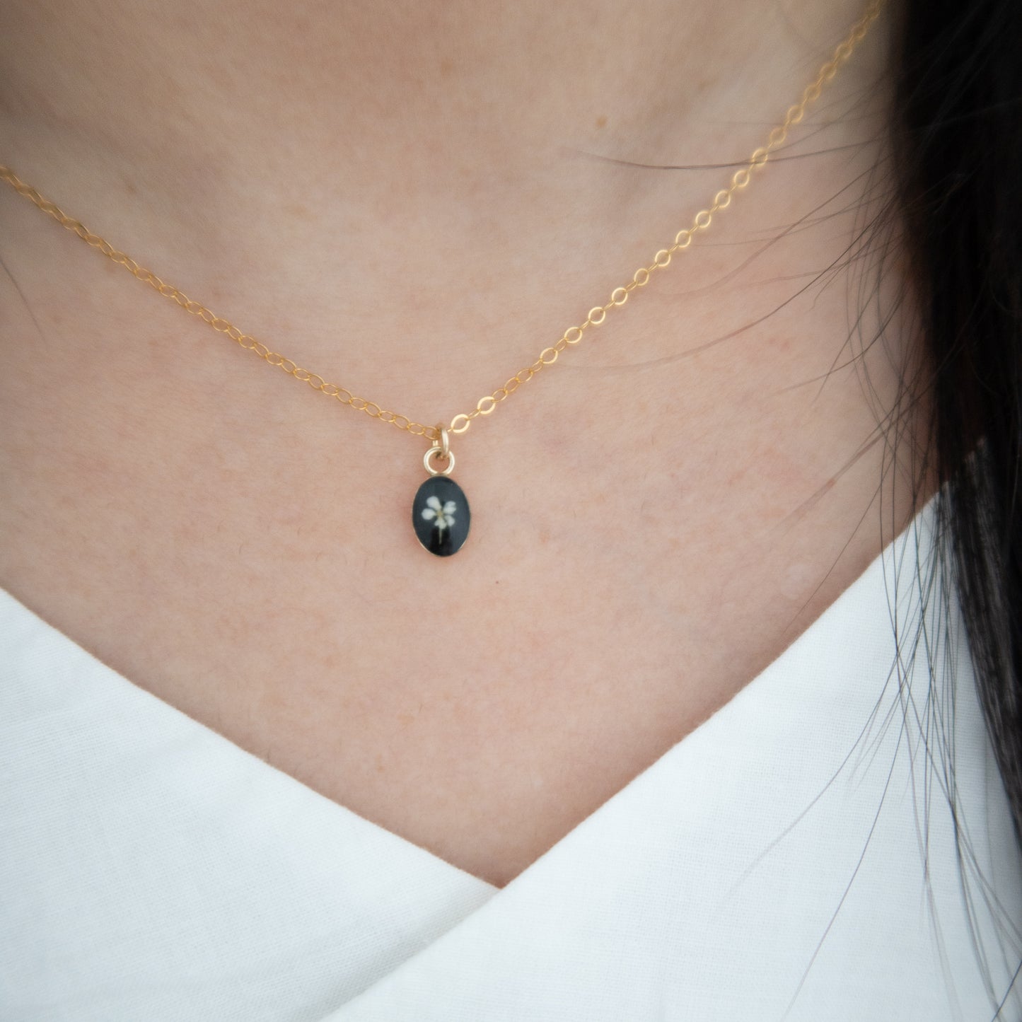 Simple Tiny Oval Fleurs Necklace