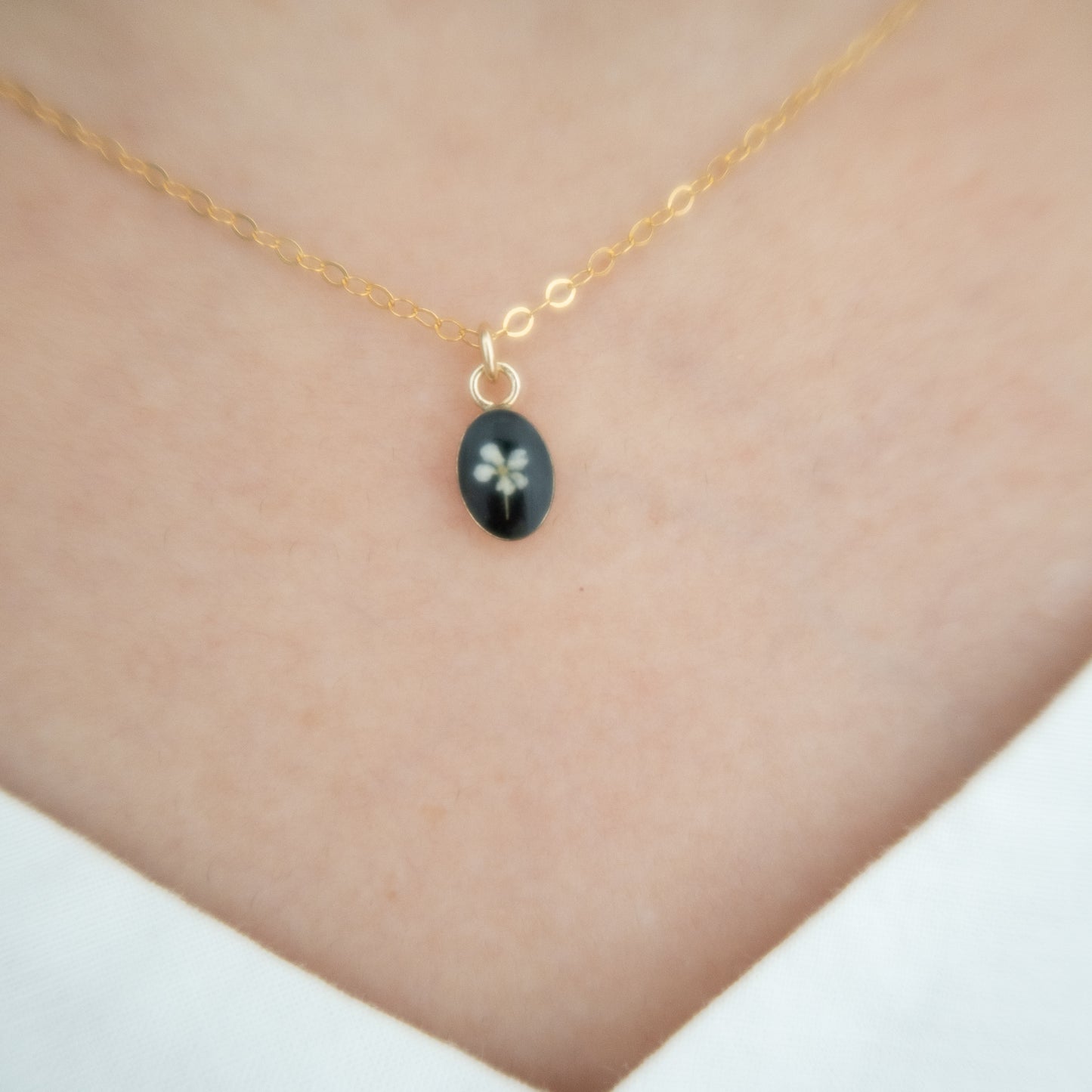 Simple Tiny Oval Fleurs Necklace