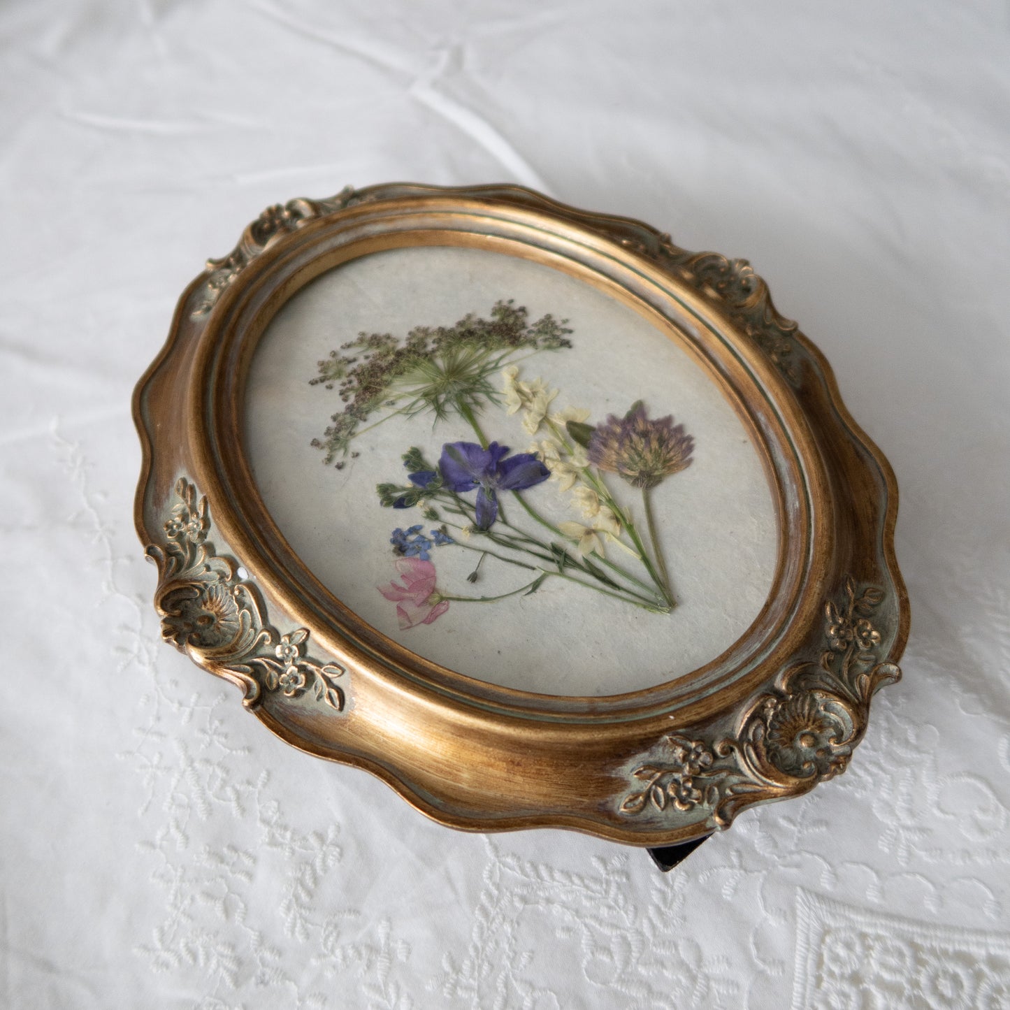 The Little Women Oval frame with pressed wildflowers
