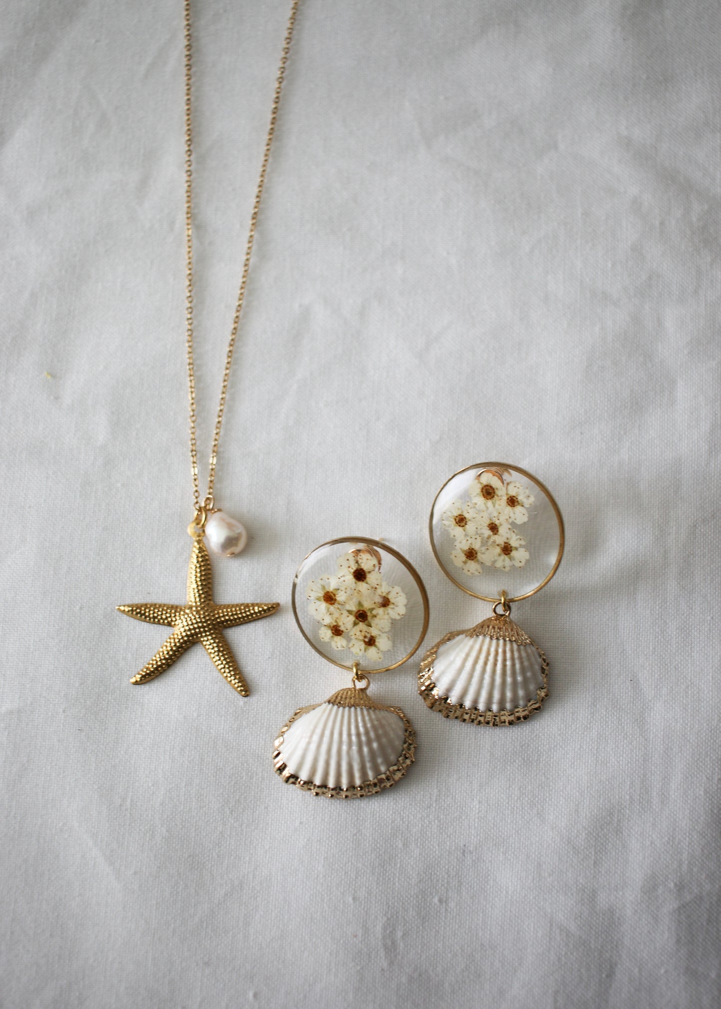 A stroll by the seashore set