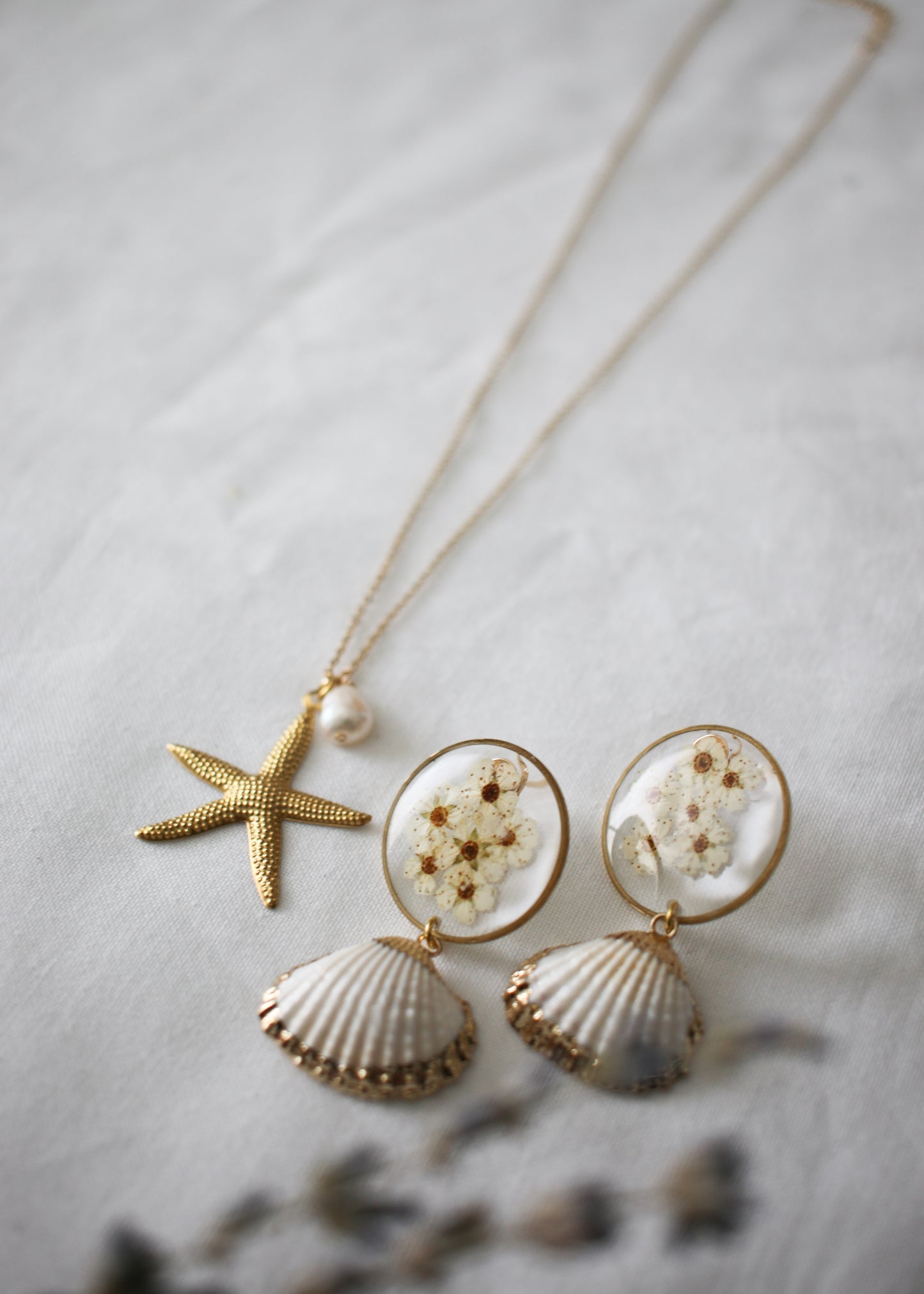 A stroll by the seashore set